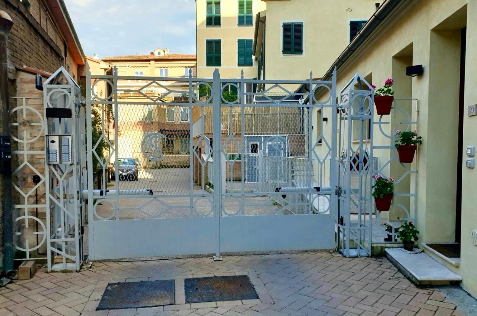 Appartamento Cinema Impero - Posto Auto Privato Siena Cameră foto